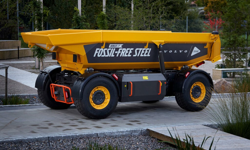 En lastbilssläp parkerad i en parkeringsplats (AI text)