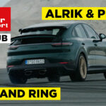 En Porsche Cayenne kör på en racerbana. (AI text)