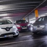 En grupp bilar parkerade i en garage för bilparkering. (AI text)