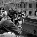 En grupp personer sitter på en bräda och tittar på en bil. (AI text)