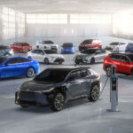 en grupp bilar i en parkeringsplats (AI text)