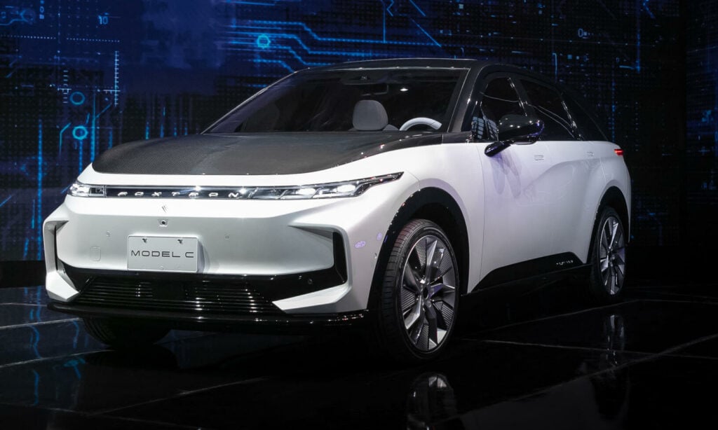 En vit SUV visas upp på Tokyo Auto Show. (AI text)