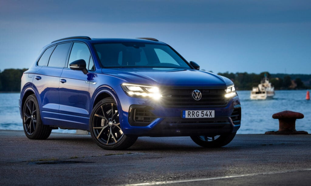 Volkswagen Touareg står parkerad på en pierskärm på natten. (AI text)