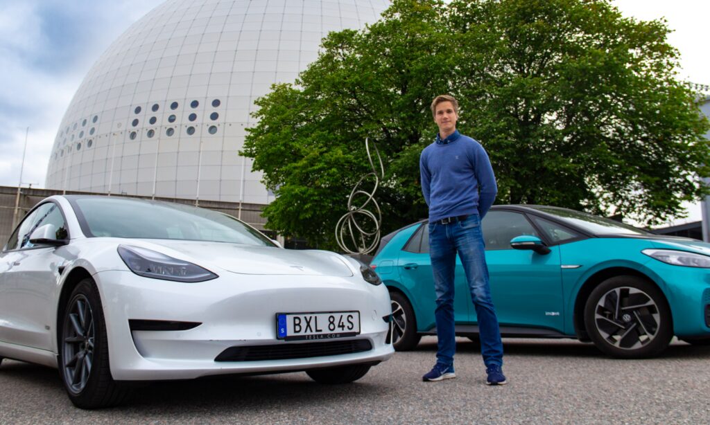 Imoves Sverigechef Magnus Engervall med Tesla Model 3 och Volkswagen ID.3.