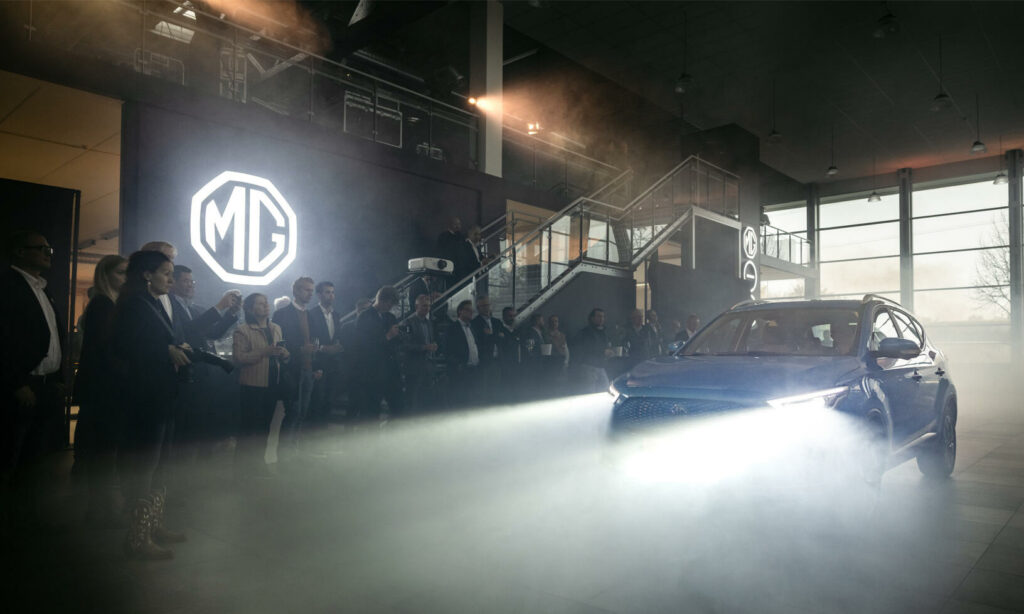 En grupp personer står framför en bil. (AI text)