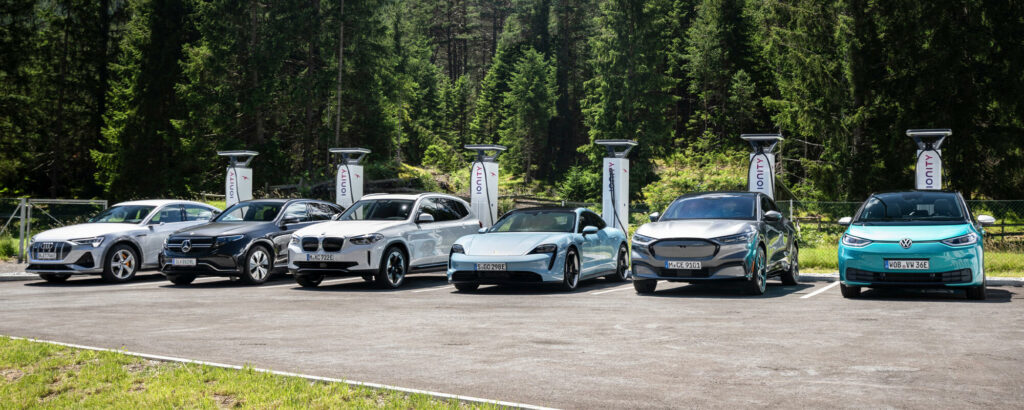 En grupp bilar står parkerade i en parkeringsplats. (AI text)