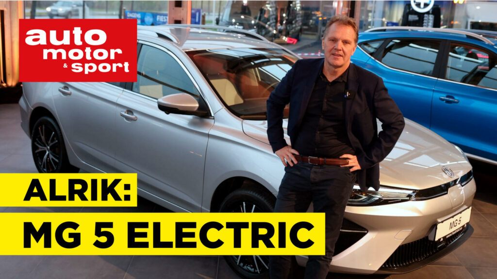 En man och en kvinna står bredvid en bil. (AI text)