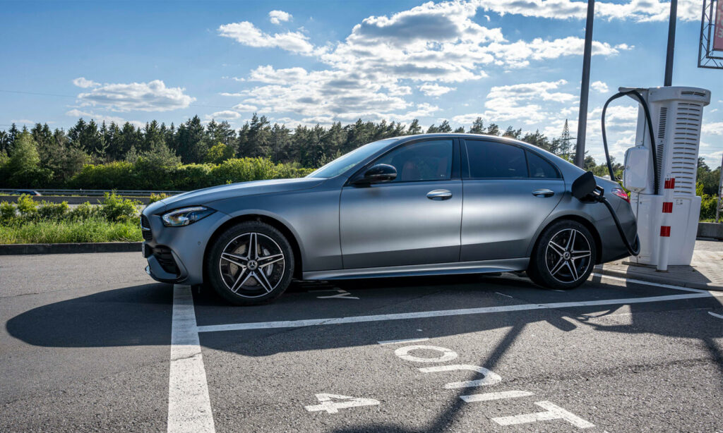 En Mercedes-Benz C-klass parkerad vid en elbilsladdstation. (AI text)
