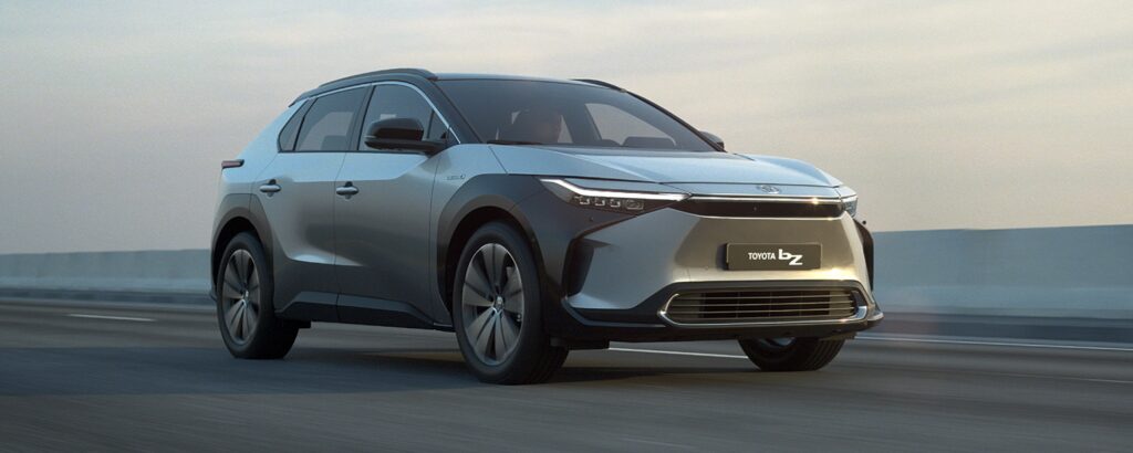 En framtidens bil kör nerför en motorväg. (AI text)