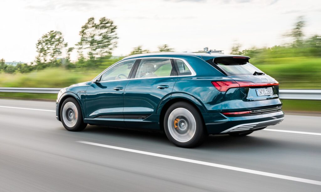 En Audi Q3 SUV kör längs vägen. (AI text)