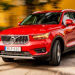 Volvo XC90-suv:an kör ned en gata (AI text)
