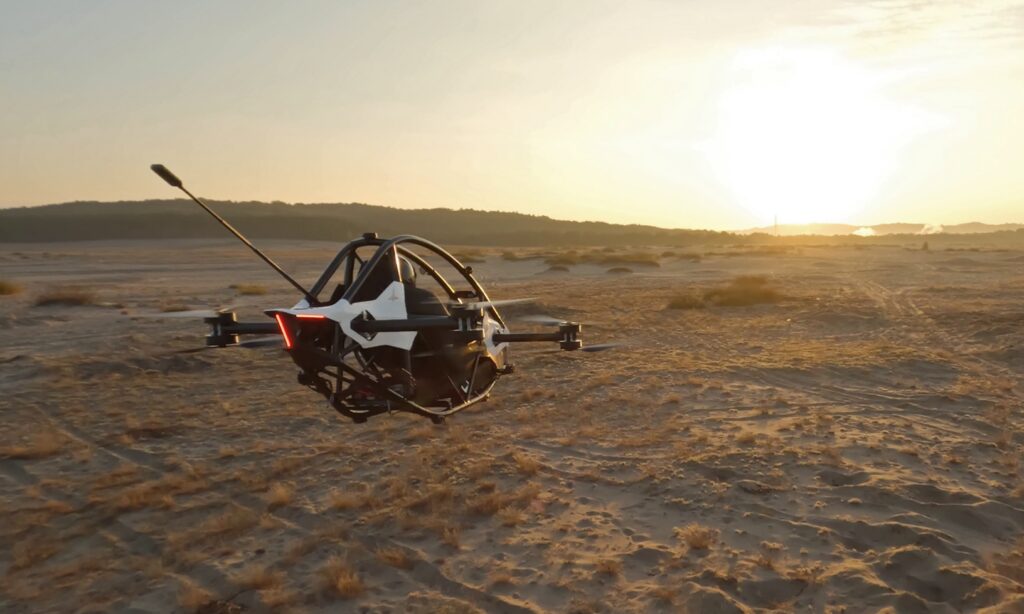 En drönare flyger över en öken. (AI text)