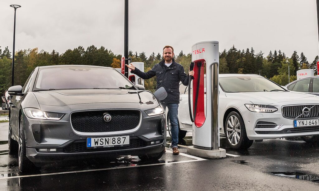 Så här besvikna behöver i alla fall inte Jaguar I-Pace-förare i Nederländerna se ut längre. De kan nu ladda sina bilar med Teslas snabbladdare.