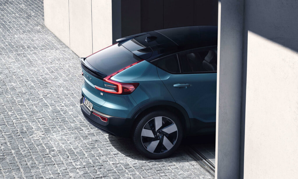 C40 kan beställas online för 689 900 kronor, eller från 7 790 med Care By Volvo. Privatleasingpriset är inte klart. XC40 Recharge Twin kostar från 685 400 kr.