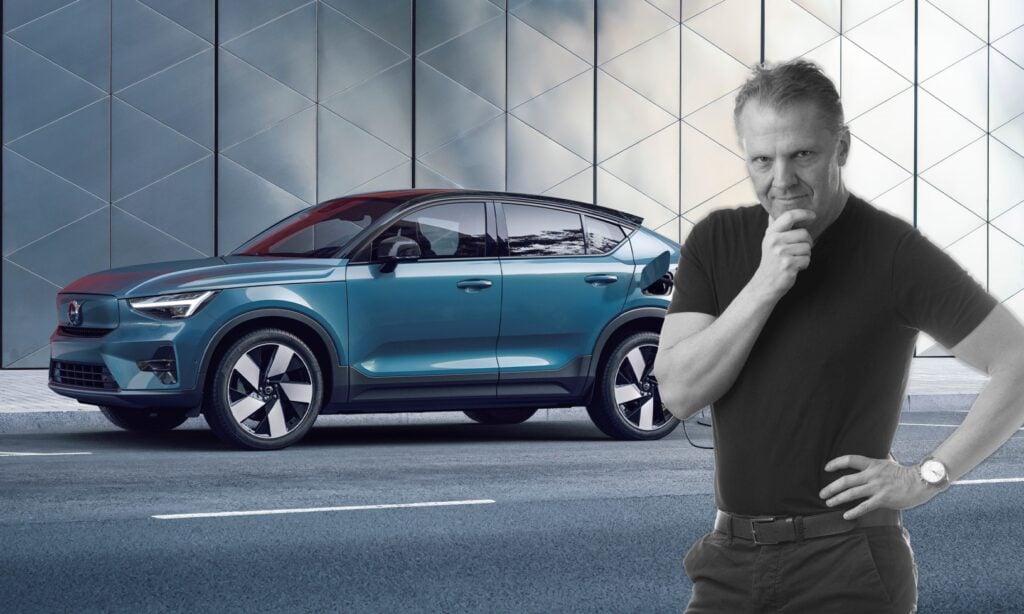 En man står bredvid en bil. (AI text)