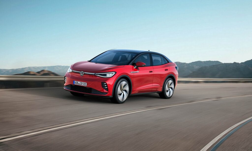 En röd VW Ion kör nerför en bergsväg. (AI text)