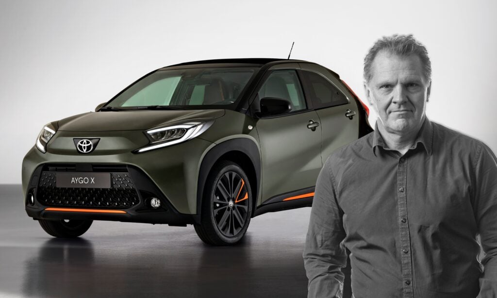 En man står bredvid en Toyota C-HR. (AI text)