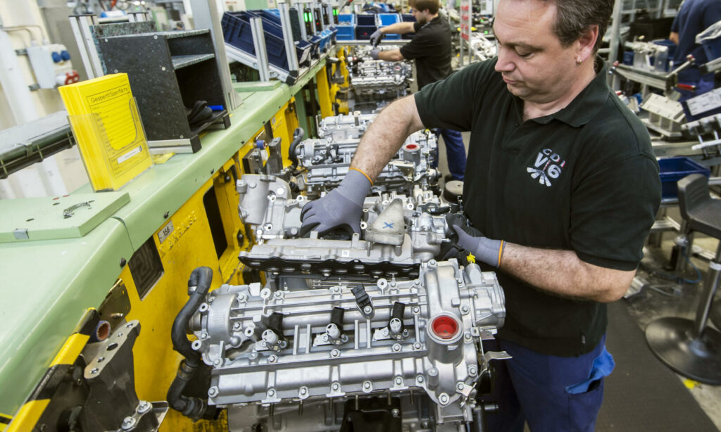 Här monteras den berörda motorn OM642 som är en diesel-V6:a.