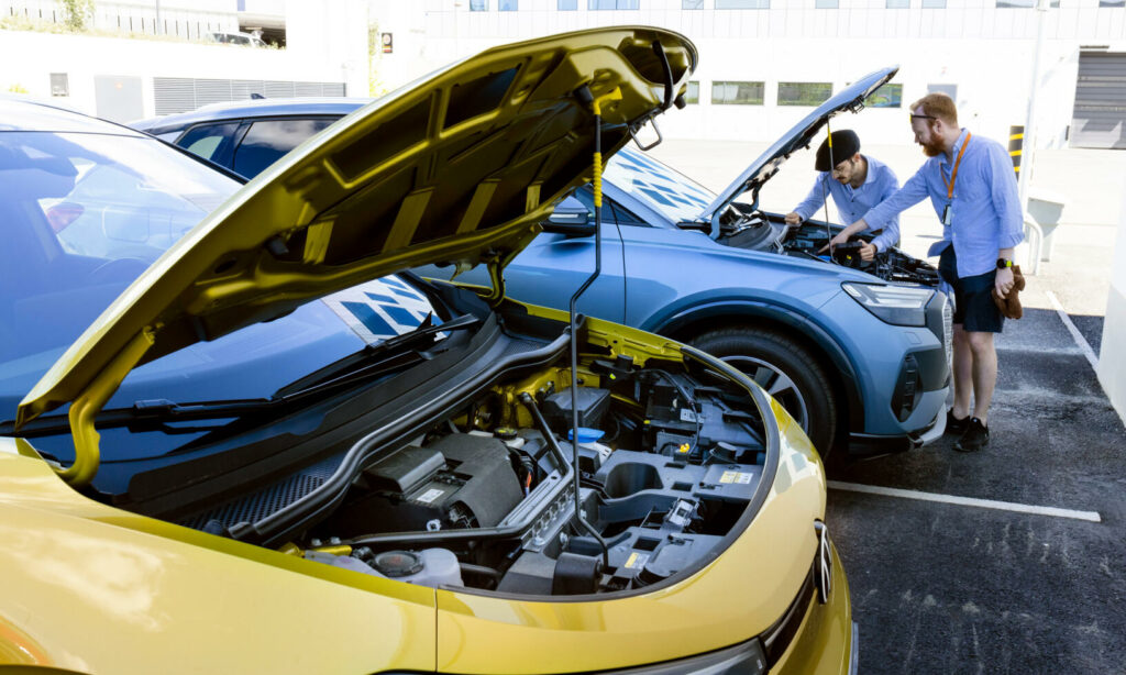 En mekaniker arbetar på en bil. (AI text)