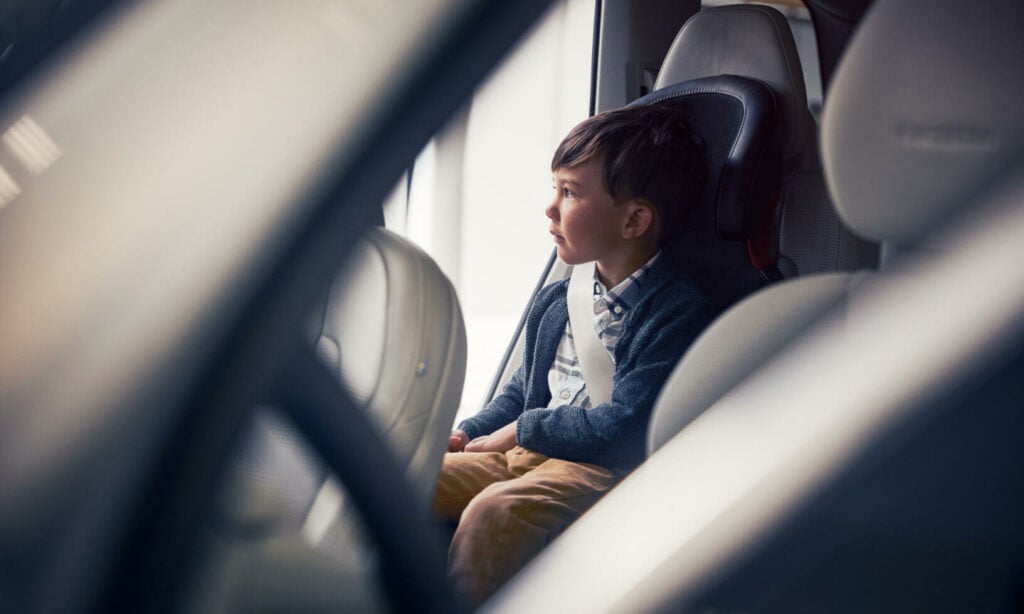 En barnsatt i baksätet av en bil. (AI text)