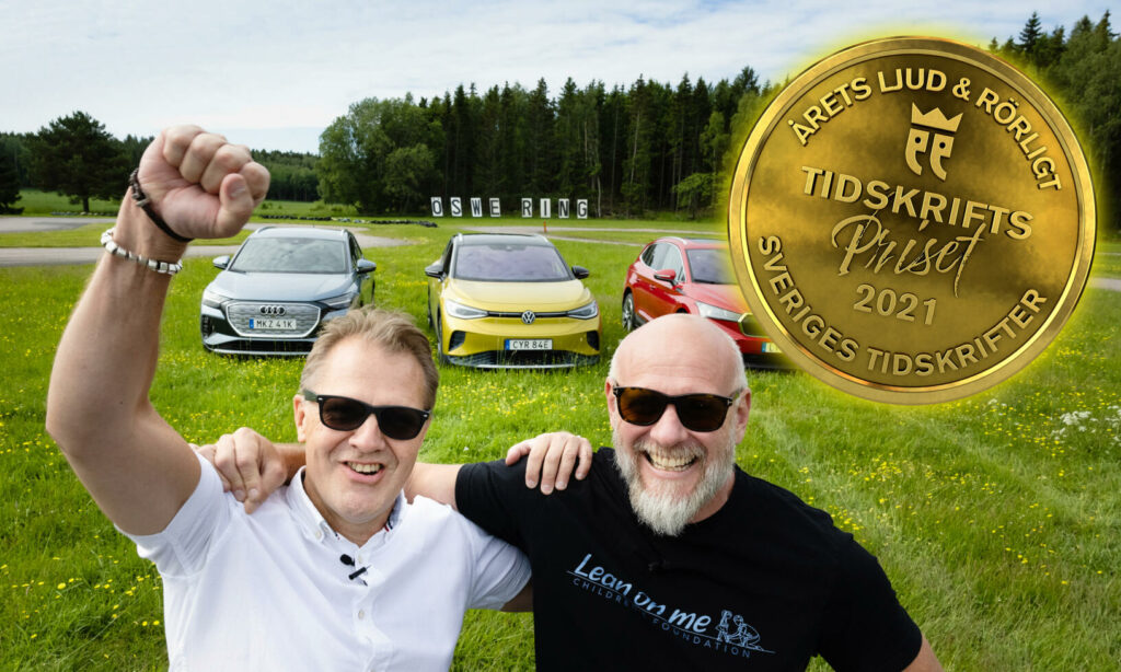 Två män poserar med en guldmedalj framför en bil. (AI text)