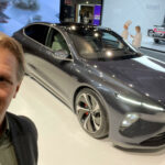 En man står bredvid en bil. (AI text)