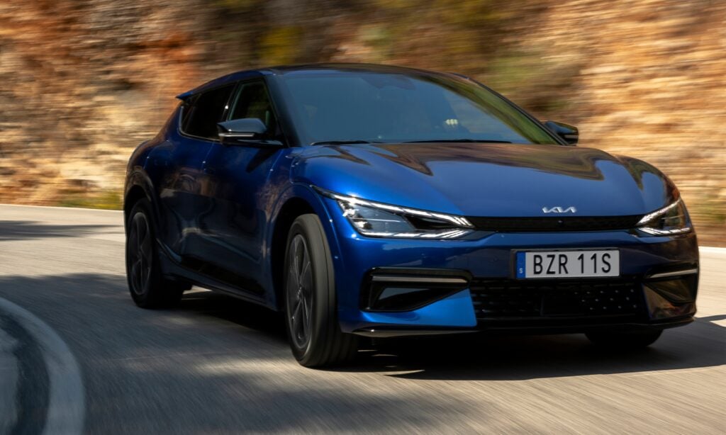 Den nya Volkswagen e-Tron kör nedför en bergväg. (AI text)