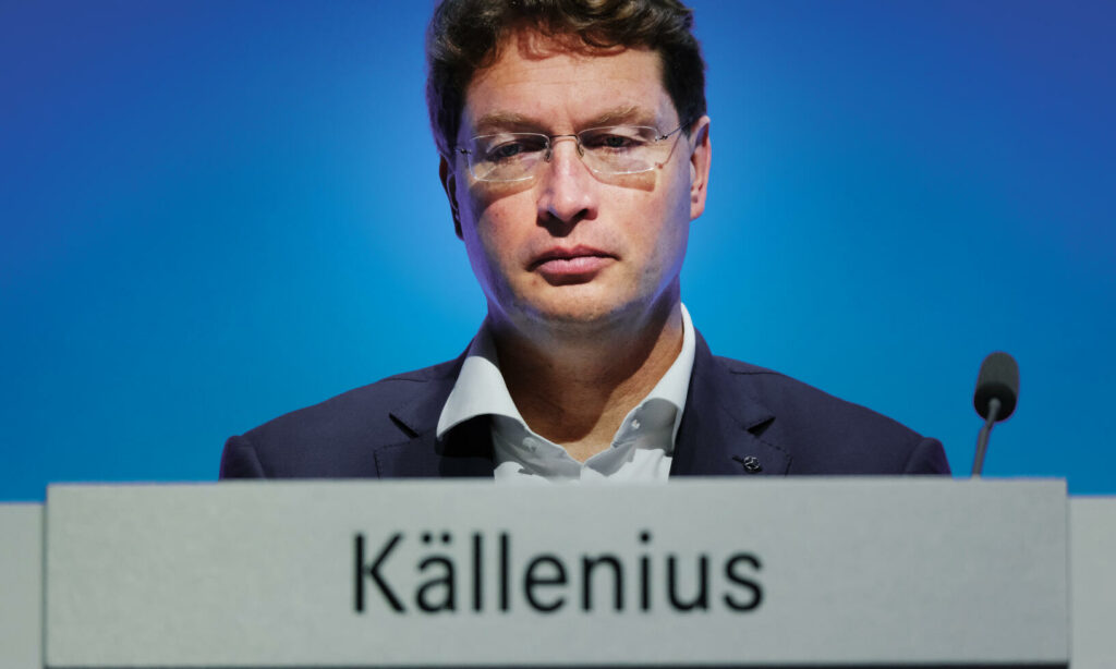 En man talar från ett podie. (AI text)