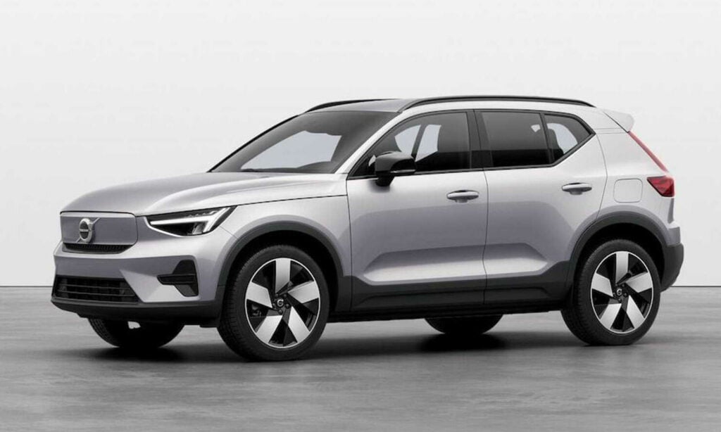 Volvo XC40 SUV visas mot en grå bakgrund. (AI text)