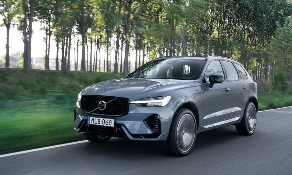 R-Design "Thunder Grey" ger ett hungrigare och tuffare utseende än Inscription "Silver Dawn" på bilden här under. Om bilen har det större batteripaket, tillverkad efter vecka 47, syns tyvärr inte, men det lär påverka andrahandsvärdet kraftigt.