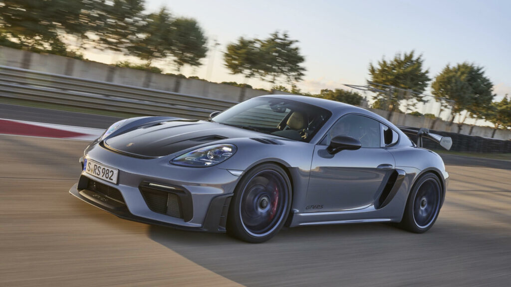 Porsche Cayman GTS kör på en bana. (AI text)