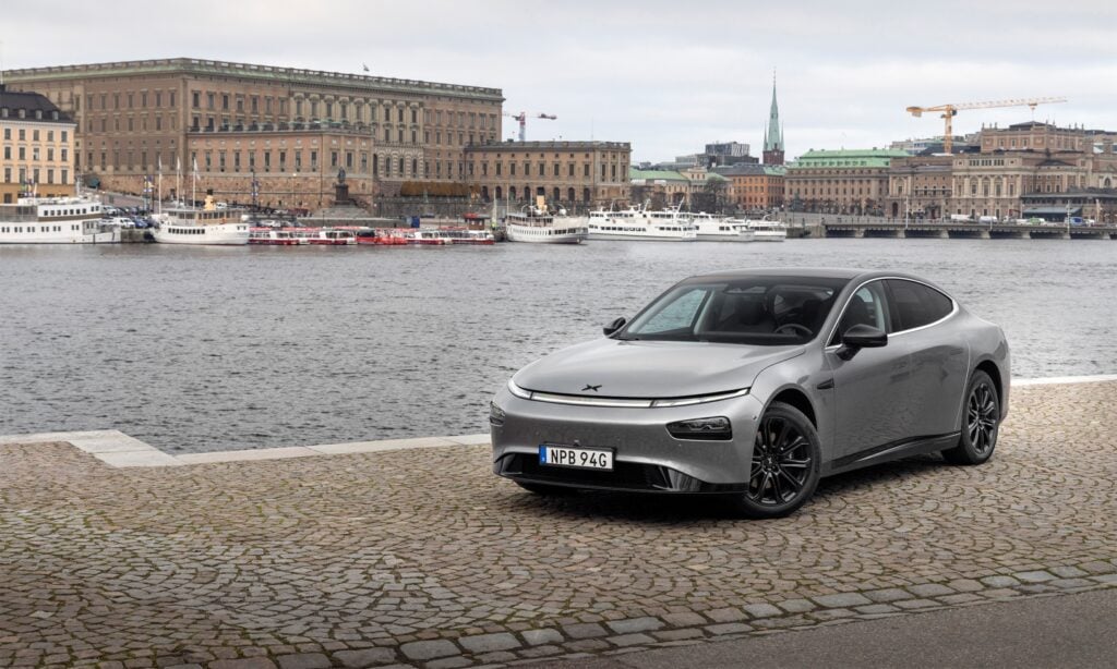 Xpeng P7 blir märkets första modell i Sverige. Här står den framför en viss blandning av sött och salt i Stockholm.