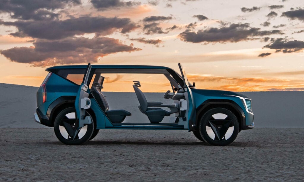 Konceptet har bakhängda dörrar och saknar B-stolpe. Ingendera lär upprepas på den serietillverkade bilen.