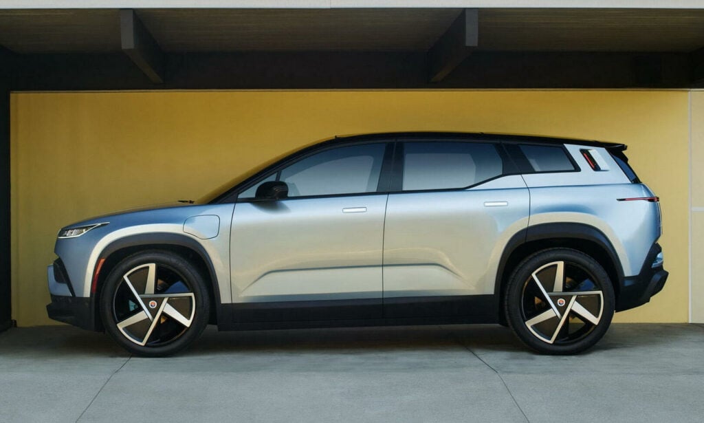 En silverfärgad SUV parkerad framför en garage. (AI text)