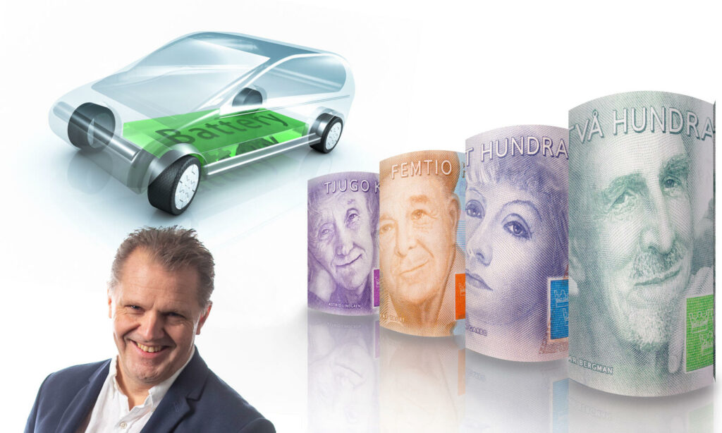 En man i kostym står bredvid en bil. (AI text)