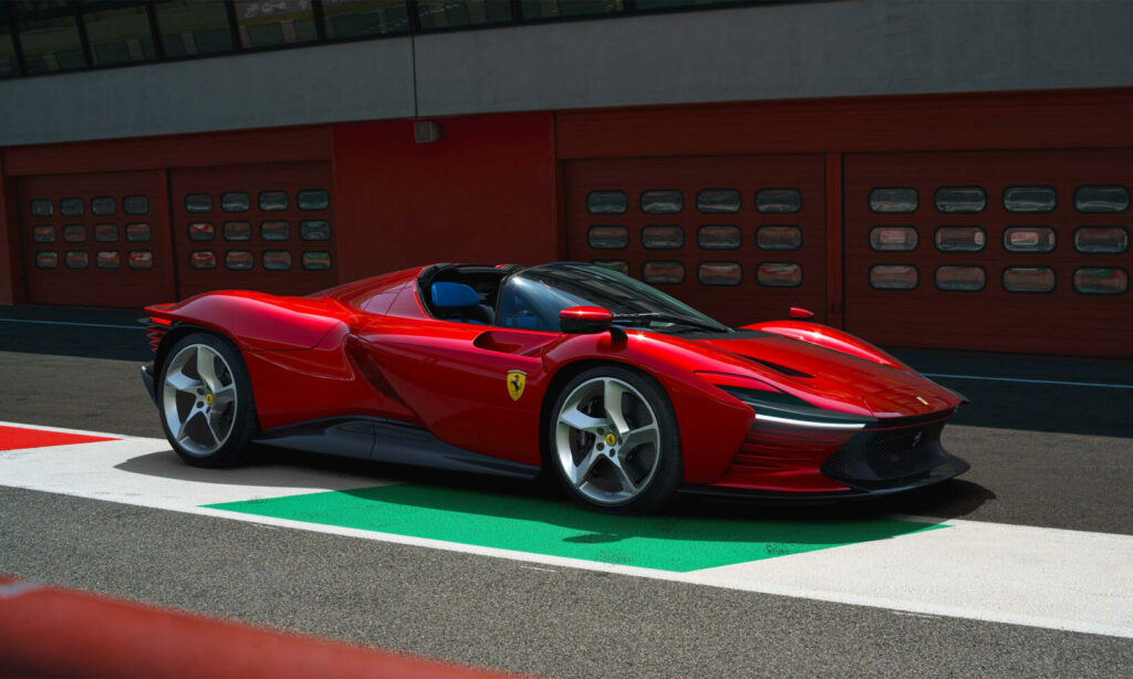 En Ferrari-sportsbil kör på en racerbana. (AI text)