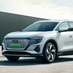 Audi Q3 laddar upp vid en laddstation. (AI text)