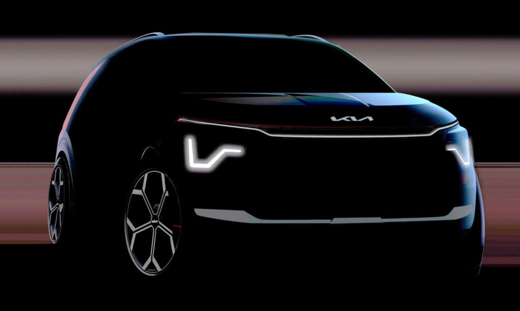 En konceptbil visas i mörker. (AI text)