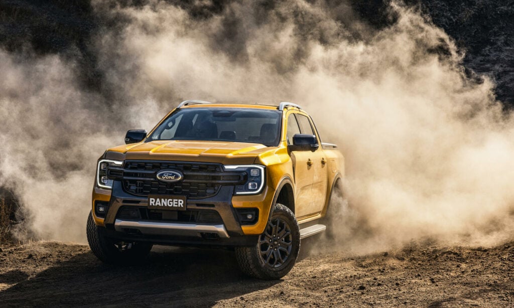 En Ford F-150 lastbil kör genom en dammig omgivning. (AI text)