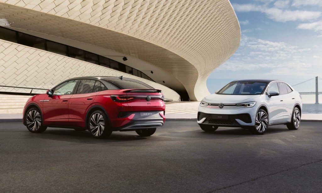 En BMW i3 parkerad framför ett byggnad. (AI text)