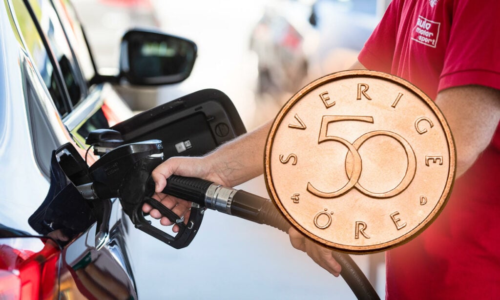 En man tankar sin bil med bränsle. (AI text)