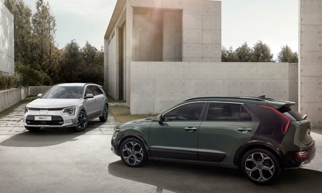 En bil står parkerad framför ett byggnad. (AI text)