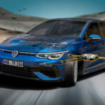 En Volkswagen Golf GTI kör nerför en bergsväg. (AI text)