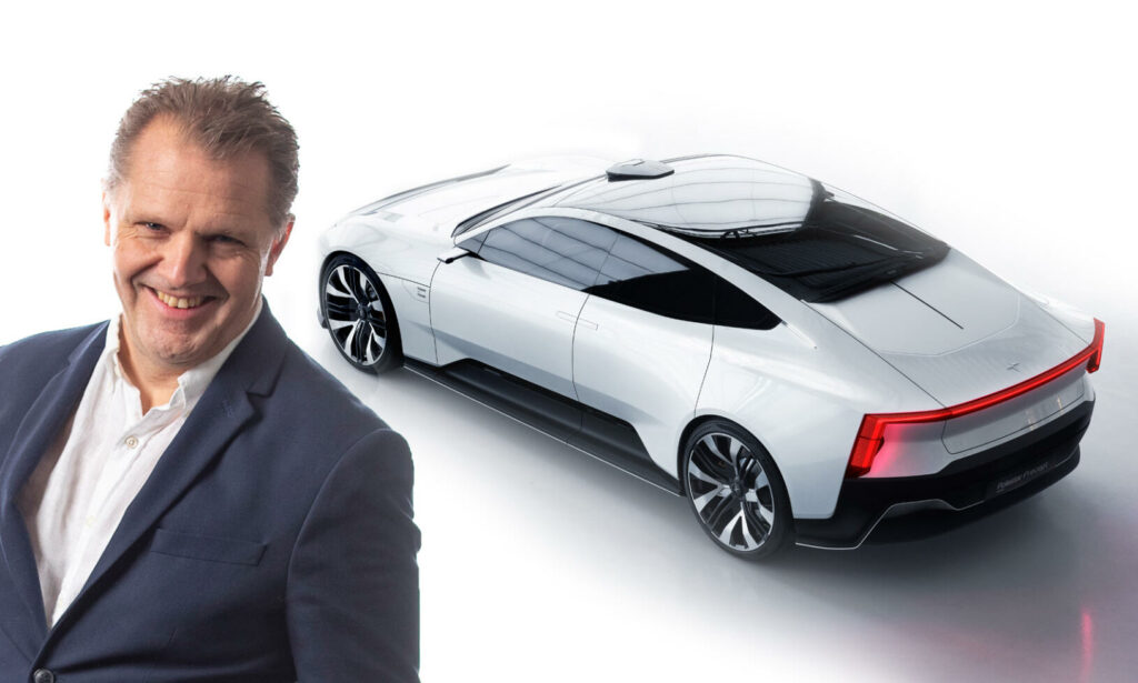 En man i kostym står bredvid en vit bil. (AI text)