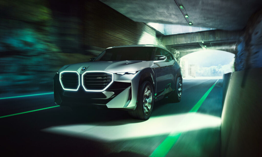 BMW X1-koncepten kör genom en tunnel. (AI text)