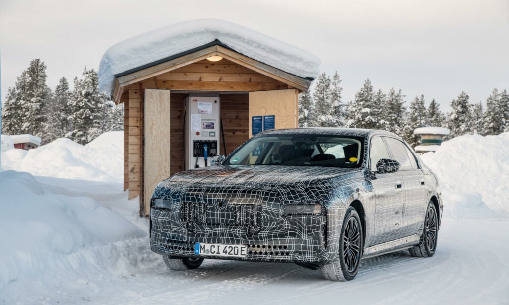 Audi Q7 är parkerad i snön. (AI text)