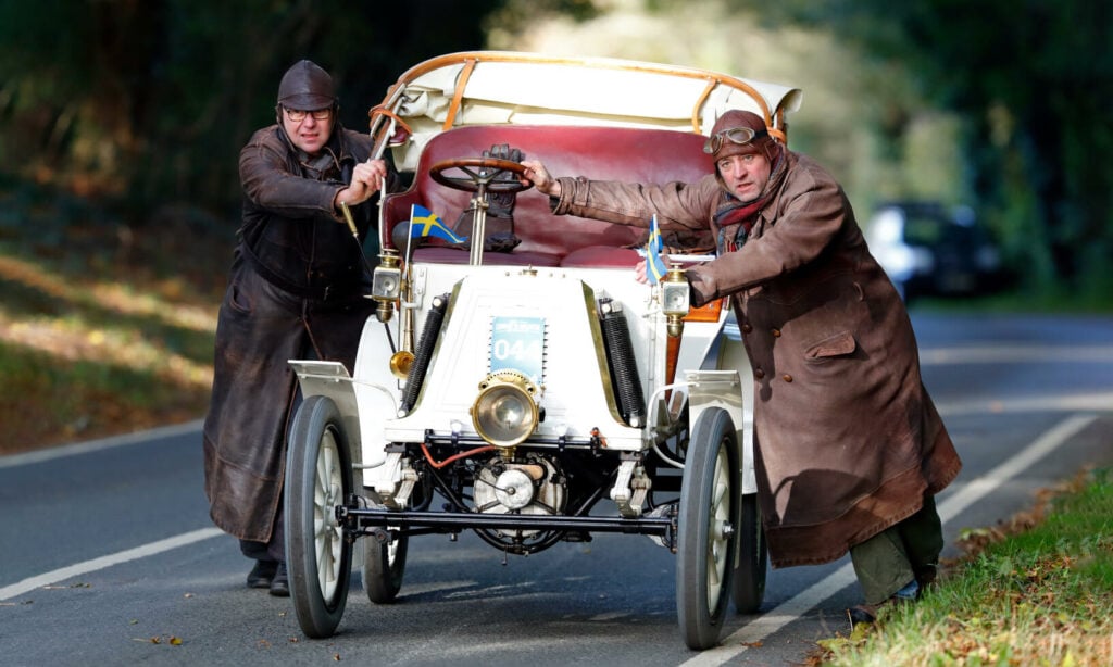 Bilarna blir allt tyngre. Försök att putta en stor suv eller en elbil framför dig.