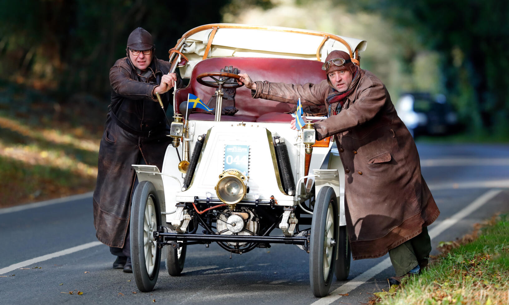 Bilarna blir allt tyngre. Försök att putta en stor suv eller en elbil framför dig.