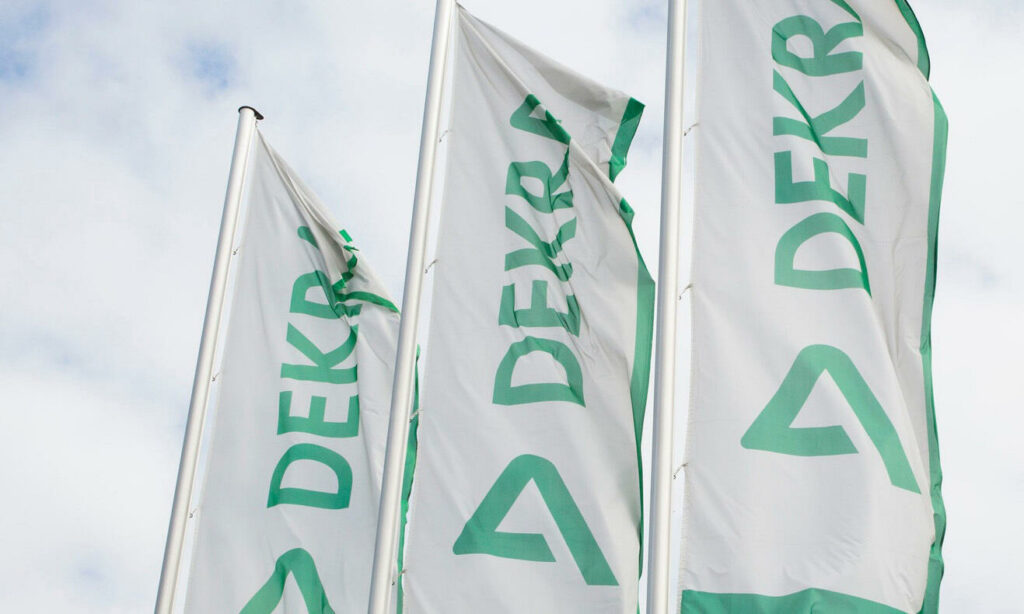 En grupp flaggor med ordet "DEKRR" tryckt på dem. (AI text)