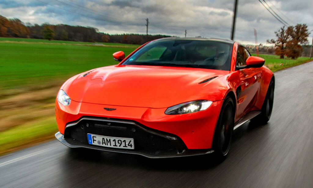 Den nya Aston Martin V12 Vantage lär se ännu agressivare ut än dagens V8 Vantage (på bild), med extra luftintag för den större turbomotorn.